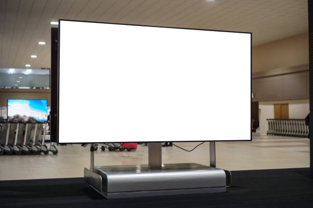 機場橫幅廣告類比空, 空白看板在傳送帶行李在手推車與螢幕為切割文本資訊廣告關於旅遊運輸業務。 - 電視顯示 個照片及圖片檔