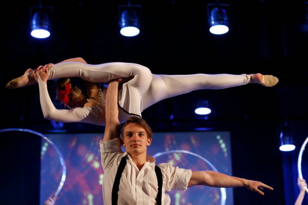 performance acrobats. gymnast keeps the gymnast in a string.acrobats man and woman - 顯示 個照片及圖片檔